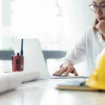 Kobieta korzystająca ze szkolenia BHP online